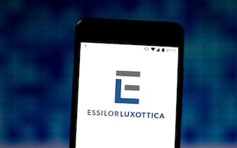 1162980593 GLóRIA DE DOURADOS, MATO GROSSO DO SUL, BRAZIL - 2019/08/19: In this photo illustration the EssilorLuxottica logo is displayed on a smartphone. (Photo Illustration by Rafael Henrique/SOPA Images/LightRocket via Getty Images)
