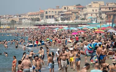 Spiagge del litorale romano prese d'assalto per il primo week-end estivo della stagione, Ostia, 02 giugno 2022. ANSA/EMANUELE VALERI