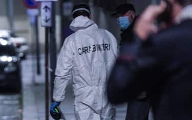 Carabinieri e RIS sul luogo dove un carabiniere è stato accoltellato durante una rapina in una farmacia di Corso Vercelli a  Torino, 29 novembre 2021 ANSA/TINO ROMANO