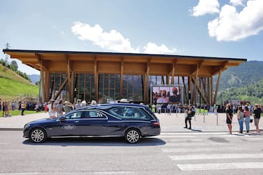 Una veduta esterna del PalaLuxottica durante il funerale del presidente di EssilorLuxottica Leonardo Del Vecchio ad Agordo, Belluno, 30 giugno 2022.  ANSA/LUCIANO SOLERO