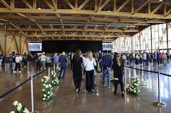 Dipendenti della Luxottica arrivano per il funerale del presidente di EssilorLuxottica Leonardo Del Vecchio al PalaLuxottica di Agordo, Belluno, 30 giugno 2022.  ANSA/LUCIANO SOLERO