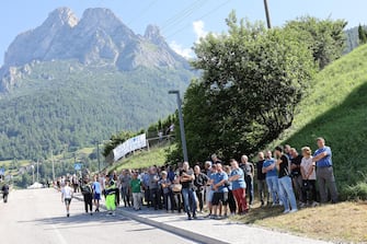 Dipendenti della Luxottica arrivano per il funerale del presidente di EssilorLuxottica Leonardo Del Vecchio al PalaLuxottica di Agordo, Belluno, 30 giugno 2022.  ANSA/LUCIANO SOLERO

