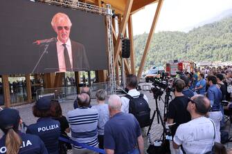 Claudio Del Vecchio visto dal maxischermo parla durante il funerale del padre presidente di EssilorLuxottica Leonardo Del Vecchio al PalaLuxottica di Agordo, Belluno, 30 giugno 2022.  ANSA/LUCIANO SOLERO

