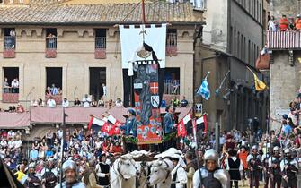 The Corteo Storico procession enters the Piazza del Campo, proir to the historical Italian horse race "Palio di Siena" on July 2, 2022 in Siena, Tuscany. (Photo by Alberto PIZZOLI / AFP) (Photo by ALBERTO PIZZOLI/AFP via Getty Images)