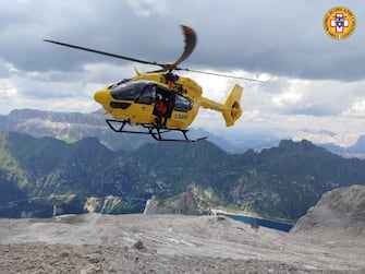 Un frame tratto dal video fornito dal soccorso alpino mostra Il seracco di ghiaccio crollato sulla Marmolada, nei pressi di Punta Rocca, Trento 3 Luglio 2022. ANSA/SOCCORSO ALPINO

+++NO SALES, EDITORIAL USE ONLY+++