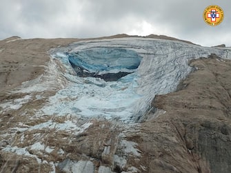Un frame tratto dal video fornito dal soccorso alpino mostra Il seracco di ghiaccio crollato sulla Marmolada, nei pressi di Punta Rocca, Trento 3 Luglio 2022. ANSA/SOCCORSO ALPINO

+++NO SALES, EDITORIAL USE ONLY+++