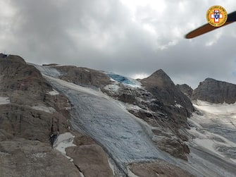 Un frame tratto dal video fornito dal soccorso alpino mostra Il seracco di ghiaccio crollato sulla Marmolada, nei pressi di Punta Rocca, Trento 3 Luglio 2022. ANSA/SOCCORSO ALPINO

+++NO SALES, EDITORIAL USE ONLY+++