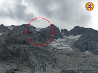 Un importante seracco di ghiaccio è crollato sulla Marmolada: il distacco, secondo informazioni del Soccorso Alpino, si sarebbe verificato nei pressi di Punta Rocca, 3 Luglio 2022. ANSA/SOCCORSO ALPINO EDITORIAL USE ONLY NO SALES
