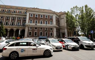 Alcuni taxi davanti al ministero delle infrastrutture e della mobilità sostenibili dove una delegazione delle rappresentanze sindacali dei tassisti ha un incontro con la viceministra Teresa Bellanova, Roma 4 luglio 2022.
ANSA/FABIO FRUSTACI