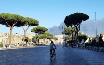 Se può essere utile la nube di fumo alle spalle del Colosseo. Foto mie