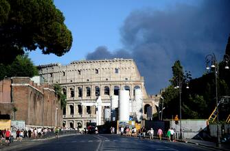 The huge column of black smoke caused by a vast fire that broke out in Rome, Italy, 09 July 2022.
ANSA/FABIO CIMAGLIA