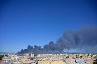 The huge column of black smoke caused by the vast fire in Rome, Italy, 09 July 2022.
ANSA/CLAUDIO PERI