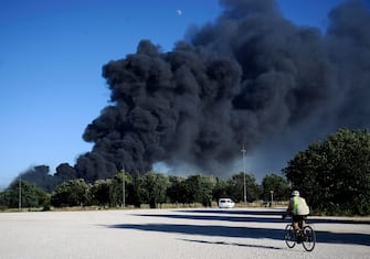 The huge column of black smoke caused by a vast fire that broke out in Rome, Italy, 09 July 2022.
ANSA/FABIO CIMAGLIA