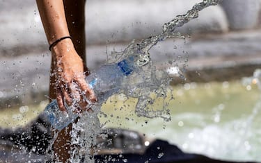 A person fills a bottle of water from the Barcaccia Fountain in Piazza di Spagna during a hot day in Rome, Italy, 02 July 2022. After a record heat with 22 cities in red stamps that will be registered on Saturday, on Sunday 3 June the number of large urban centers with a maximum level of alert from 0 to 3 should drop to 20: Bari, Bologna, Bolzano, Brescia, Cagliari , Campobasso, Catania, Civitavecchia, Florence, Frosinone, Latina, Messina, Naples, Perugia, Pescara, Reggio Calabria, Rieti, Rome, Trieste and Viterbo. Ancona and Palermo instead will return to breathe, passing from the red dot (level 3) to the yellow (level 1). This is what emerges from the heat wave bulletin of the Ministry of Health.
ANSA/MASSIMO PERCOSSI