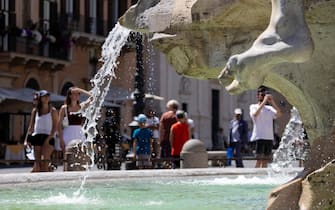 Tourists at fountain in Piazza del Popolo during a hot day in Rome, Italy,   02 July 2022. After a record heat with 22 cities in red stamps that will be registered on Saturday, on Sunday 3 June the number of large urban centers with a maximum level of alert from 0 to 3 should drop to 20: Bari, Bologna, Bolzano, Brescia, Cagliari , Campobasso, Catania, Civitavecchia, Florence, Frosinone, Latina, Messina, Naples, Perugia, Pescara, Reggio Calabria, Rieti, Rome, Trieste and Viterbo. Ancona and Palermo instead will return to breathe, passing from the red dot (level 3) to the yellow (level 1). This is what emerges from the heat wave bulletin of the Ministry of Health.
ANSA/MASSIMO PERCOSSI