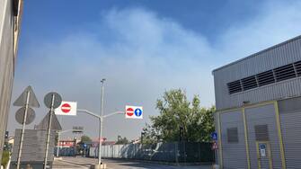 Il fumo dell'incendio sul Carso a Monfalcone, 20 luglio 2022.
ANSA/Alice Fumis