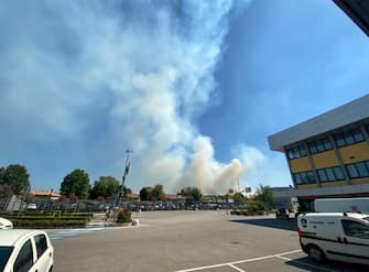 Il fumo dell'incendio sul Carso a Monfalcone, 20 luglio 2022.
ANSA/Alice Fumis