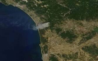 La colonna di fumo dell'incendio di Massarosa visto dal satellite.
ANSA/NASA
+++ ATTENZIONE LA FOTO NON PUO' ESSERE PUBBLICATA O RIPRODOTTA SENZA L'AUTORIZZAZIONE DELLA FONTE DI ORIGINE CUI SI RINVIA+++