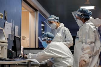 Health workers wearing overalls and protective masks in the intensive care unit of the Covid intensive care unit of the GVM ICC hospital of Casal Palocco near Rome, Italy, 21 January 2022. ANSA/GIUSEPPE LAMI