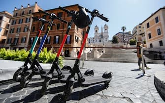 Presentazione del nuovo servizio di sharing dei monopattini ''Dott'' in piazza di Spagna, Roma, 6 giugno 2020. ANSA/FABIO FRUSTACI