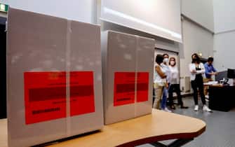 Gli scatoloni con all'interno i test di Medicina all'Universita' Bicocca a Milano, 3 settembre 2021.ANSA/MOURAD BALTI TOUATI