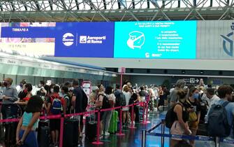 A Turismo: terminal affollati a Fiumicino, decollla voglia di vacanza. Fiumicino (Roma), 2 luglio 2022. ANSA/TELENEWS