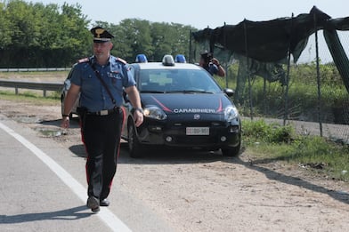 Scappa da posto di blocco e ferisce agenti: arrestato nel Ragusano