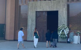 La chiesa parrocchiale di Castenaso (Bologna) dove si stanno per svolgere i funerali di Giulia e Alessia Pisanu, le ragazze investite dal treno a Riccione, 5 agosto 2022. ANSA/FERRARI