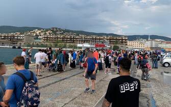 Molo IV Trieste, folla in attesa arrivo barca in sostituzione treni, 06 agosto 2022.
ANSA/FRANCESCO DE FILIPPO