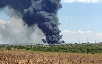 incendio sassari Un vasto incendio è scoppiato nel primo pomeriggio a Sassari all'interno dello stabilimento di smaltimento dei rifiuti. Le fiamme hanno interessato un capannone della Gesam, la società di gestione, in località Truncu Reale alla periferia di Sassari, e si è subito creata una gigantesca colonna di fumo che ha destato preoccupazione tra gli abitanti di tutta la zona.
ANSA/VINCENZO GAROFALO