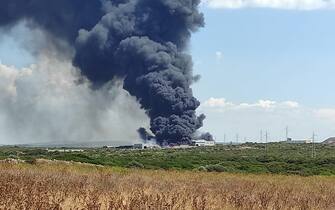 Un vasto incendio è scoppiato nel primo pomeriggio a Sassari all'interno dello stabilimento di smaltimento dei rifiuti. Le fiamme hanno interessato un capannone della Gesam, la società di gestione, in località Truncu Reale alla periferia di Sassari, e si è subito creata una gigantesca colonna di fumo che ha destato preoccupazione tra gli abitanti di tutta la zona.
ANSA/VINCENZO GAROFALO