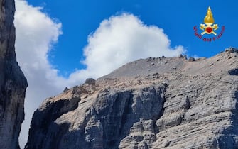 Una scarica di roccia ha interessato, questa mattina intorno alle ore 8, un versante del Monte Pelmo, sulle Dolomiti di Zoldo. La nuvola di polvere sollevata dal crollo è stata notata da lontano nelle zone circostanti, in Val Boite e nella stessa Val Zoldana. Sul luogo si sono recati gli operatori del Soccorso alpino della Val Fiorentina per verificare l'area interessata,
soprattutto per escludere la presenza di persone coinvolte, 9 agosto 2022. ANSA/US VIGILI DEL FUOCO +++ NO SALES, EDITORIAL USE ONLY +++