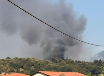 Un'immagine dell'incendio a Villanova d'Albenga (Savona), 08 agosto 2022.
ANSA/ ANDREA CHIOVELLI (NPK)
