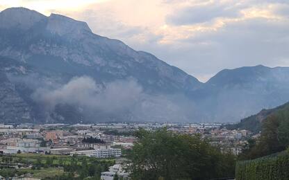 Trento, incendio nella discarica: visibile alta colonna di fumo nero