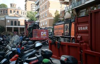 Vigili del fuoco che da alcune ore sono impegnate a soccorrere un operaio rimasto bloccato in un cunicolo in via Innocenzo XI, nel quartiere Aurelio a Roma. Sul posto stanno operando anche I gruppi Operazioni Speciali. In base a quanto si apprende i pompieri stanno cercando di raggiungere l'uomo, che sarebbe precipitato per circa sei metri sotto il livello stradale, creando un secondo accesso dal manto stradale. I carabinieri hanno ascoltato due persone presenti nella zona del cantiere per verificare se facciano parte di una banda di ladri intenta a scavare un tunnel nel quale sarebbe rimasto incastrato l'operaio, Roma, 11 agosto 2022.
ANSA/FABIO CIMAGLIA