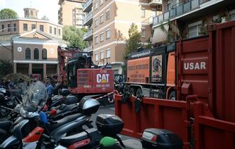 Vigili del fuoco che da alcune ore sono impegnate a soccorrere un operaio rimasto bloccato in un cunicolo in via Innocenzo XI, nel quartiere Aurelio a Roma. Sul posto stanno operando anche I gruppi Operazioni Speciali. In base a quanto si apprende i pompieri stanno cercando di raggiungere l'uomo, che sarebbe precipitato per circa sei metri sotto il livello stradale, creando un secondo accesso dal manto stradale. I carabinieri hanno ascoltato due persone presenti nella zona del cantiere per verificare se facciano parte di una banda di ladri intenta a scavare un tunnel nel quale sarebbe rimasto incastrato l'operaio, Roma, 11 agosto 2022. 
ANSA/FABIO CIMAGLIA