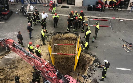 Banda del buco in azione a Roma, ladro resta incastrato in un tunnel: salvato dopo 8 ore