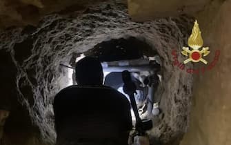 Stavano scavando un tunnel in un quartiere centrale di Roma per
mettere a segno un colpo in una banca vicina, ma una parte di
asfalto è crollata e un componente della banda di ladri è
rimasto incastrato a 6 metri di profondità: è stato salvato dopo
8 ore dai Vigili del fuoco. Due suoi complici sono stati
arrestati per resistenza, 12 agosto 2022.  Vigili del Fuoco  (NPK) +++ATTENZIONE LA FOTO NON PUO' ESSERE PUBBLICATA O RIPRODOTTA SENZA L'AUTORIZZAZIONE DELLA FONTE DI ORIGINE CUI SI RINVIA+++   +++NO SALES; NO ARCHIVE; EDITORIAL USE ONLY+++