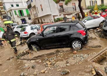 Maltempo, bomba d'acqua a Scilla: fiumi di fango e auto in mare. VIDEO
