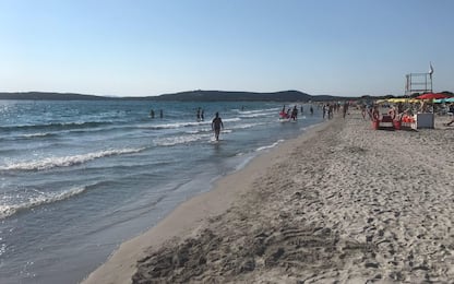 Cagliari, bimbo rischia di soffocare in spiaggia: salvato da bagnanti
