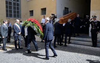 L'arrivo del feretro alla camera ardente di Piero Angela allestita in Campidoglio
Roma, 16 agosto 2022. 
ANSA/FABIO CIMAGLIA

