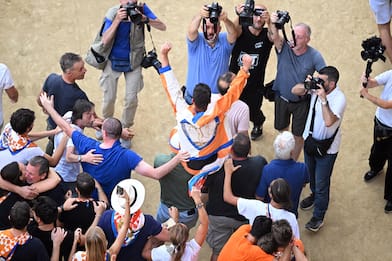 La contrada del Leocorno vince il Palio di Siena dell'Assunta. FOTO