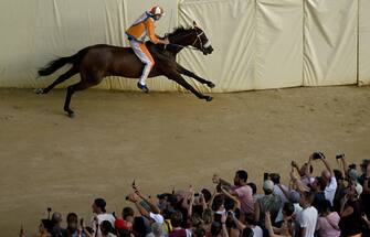 Jockey Giovanni Atzeni, called Tittia, who mounted   Violenta da codia  , wins the historical Italian horse race Palio di Siena, in Siena, Italy, 17 August 2022ANSA/CLAUDIO GIOVANNINI