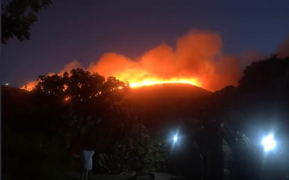 Vasto incendio a Pantelleria: evacuate diverse abitazioni