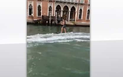 Venezia, sci nautico sul Canal Grande. Brugnaro: due imbecilli