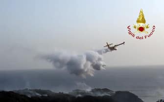 I Canadair intervengono per spegnere l'incendio sull'isola di Pantelleria domato nella mattinata del 18 agosto 2022. ANSA/VIGILI DEL FUOCO EDITORIAL USE ONLY NO SALES NKP