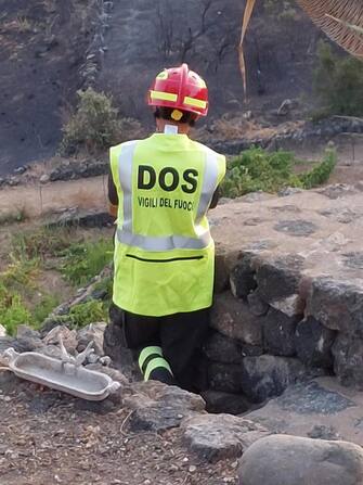 I vigili del fuoco controllano l'incendio sull'isola di Pantelleria domato nella mattinata del 18 agosto 2022. ANSA/VIGILI DEL FUOCO EDITORIAL USE ONLY NO SALES NKP