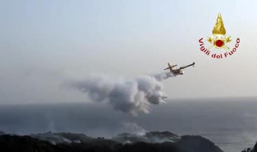 I Canadair intervengono per spegnere l'incendio sull'isola di Pantelleria domato nella mattinata del 18 agosto 2022. ANSA/VIGILI DEL FUOCO EDITORIAL USE ONLY NO SALES NKP