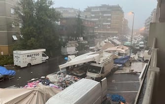 I danni causati dal maltempo al mercato di Marina di Carrara, 18 agosto 2022.
ANSA (NPK)