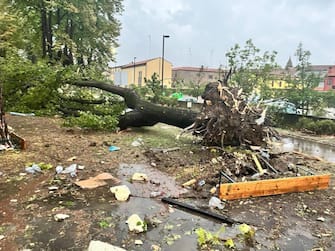 Danni, da maltempo - a causa di precipitazioni ad alta intensità nel pomeriggio e nella serata di ieri - nel Ferrarese. Gli episodi più gravi a Bondeno, colpita da una tromba d'aria e nella frazione di Boara a Ferrara
dove una gru, a seguito del vento forte è franata su alcune abitazioni. Non si sono si sono registrati feriti, ma danni ingenti alle strutture, 18 agosto 2022. ANSA/US REGIONE EMILIA ROMAGNA +++ NO SALES, EDITORIAL USE ONLY +++